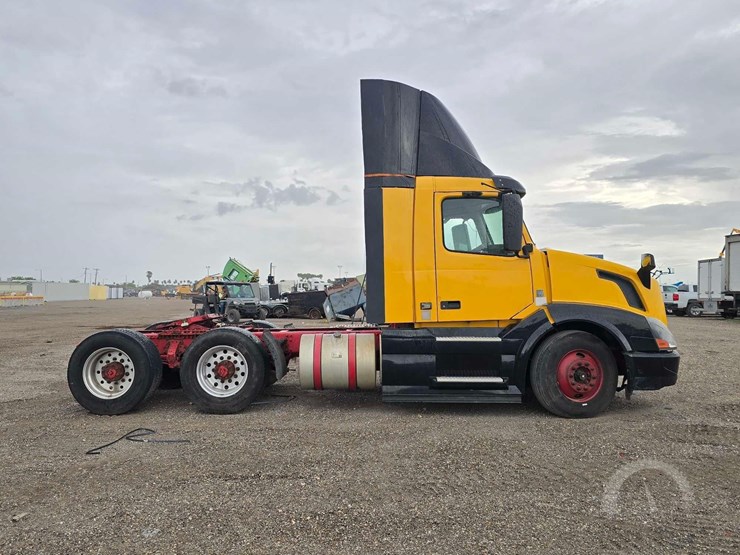 2016-volvo-vnl64t300-image-6
