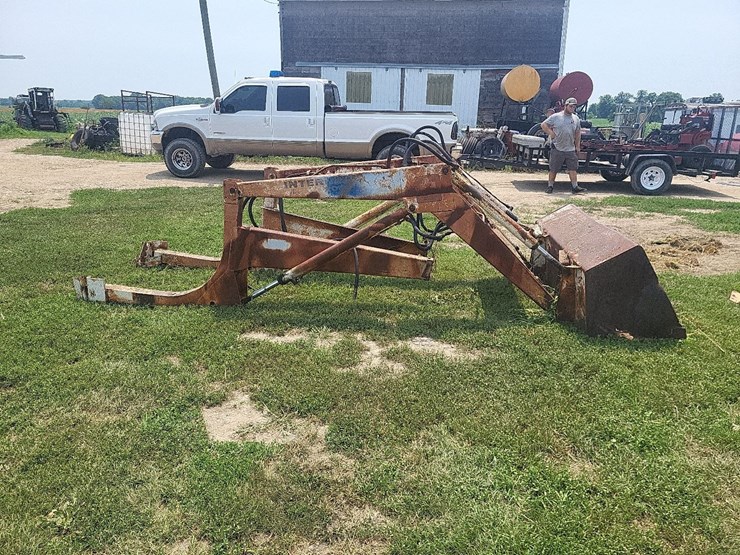 international-2000-loader-w/66"-bucket-and-mounting-brackets-image-6