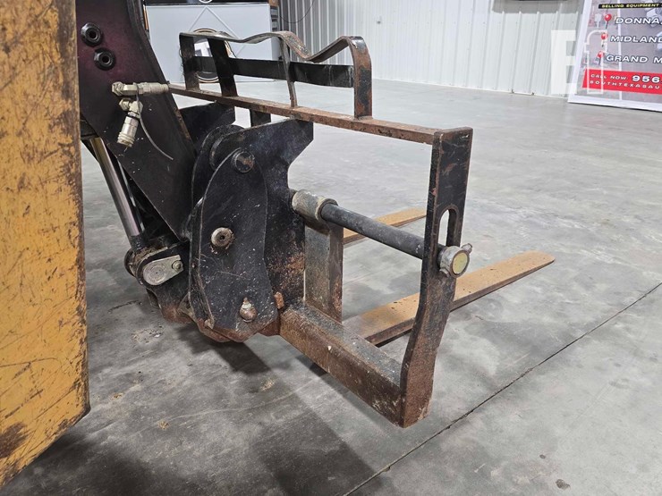 2013-caterpillar-tl1055c-image-11