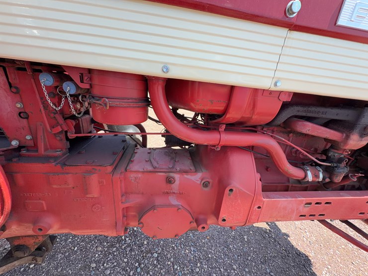farmall-560-tractor-image-29