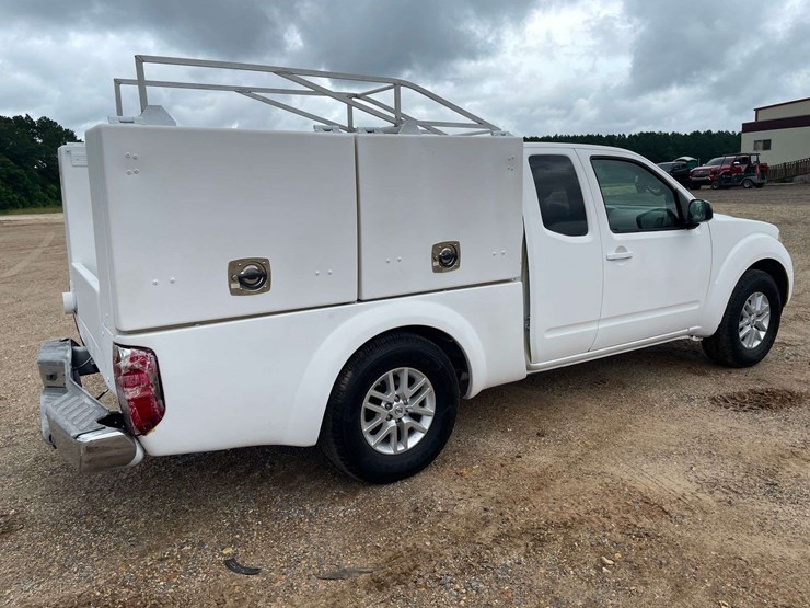 2015-nissan-frontier-sv-image-3