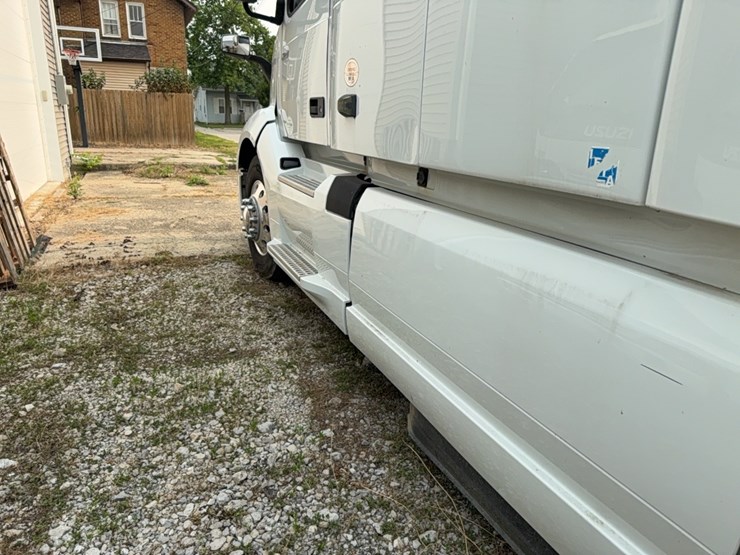 2019-volvo-vnl860-sleeper-cab-semi-image-13