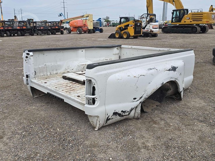 dual-rear-wheel-pickup-truck-bed-image-3
