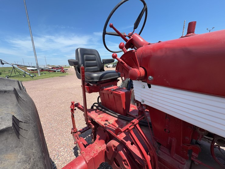 farmall-560-tractor-image-26