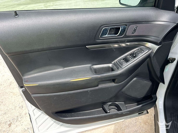 2016-ford-explorer-image-11