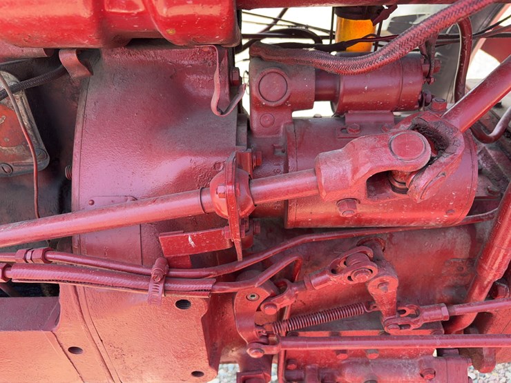 farmall-560-tractor-image-30