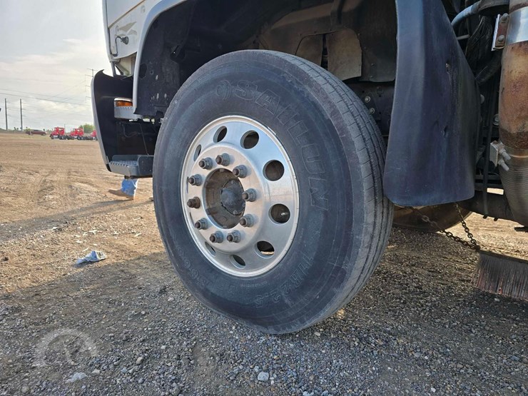 2002-gmc-t7500-image-25