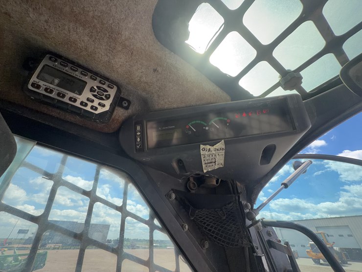 2011-john-deere-329d-image-27