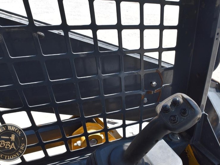2021-deere-318g-image-37