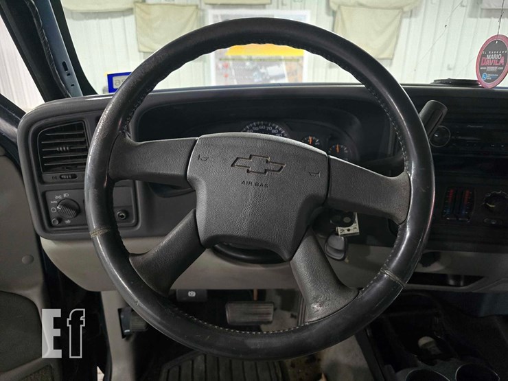 2004-chevrolet-suburban-image-10