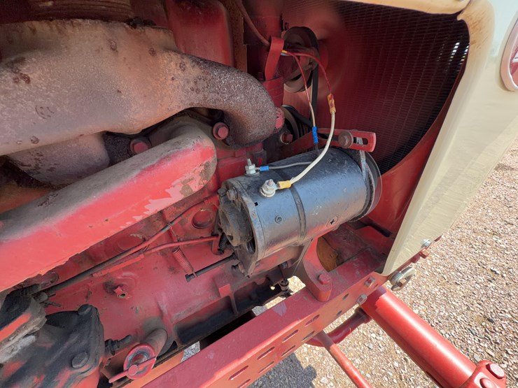 farmall-560-tractor-image-27