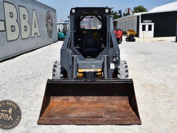 2021-deere-318g-image-8