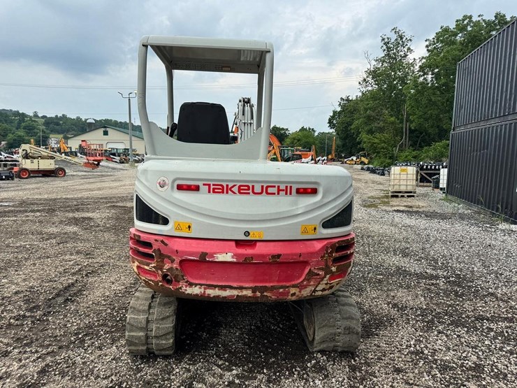 2022-takeuchi-tb240-image-5