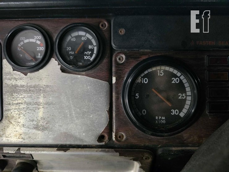 2001-freightliner-fld112-image-12