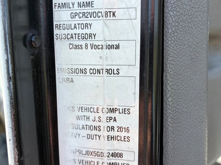 #9920-•-2015-peterbilt-image-17