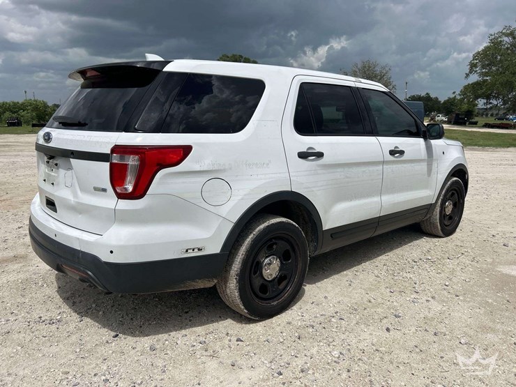 2016-ford-explorer-image-3