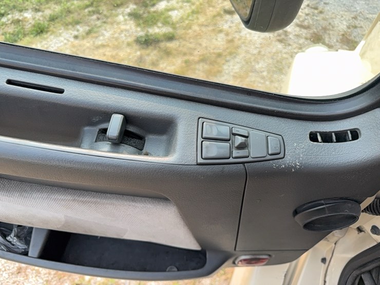 2005-volvo-semi-image-57