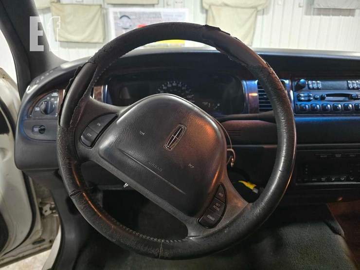 1999-lincoln-town-limousine-image-10