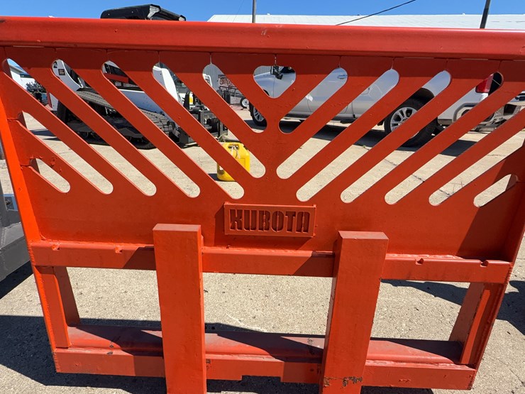 kubota-plate-with-forks-image-2