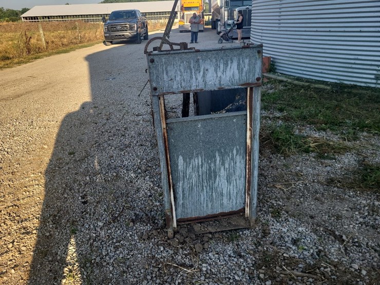 goat/sheep-galvanized-head-chute-w/floor-and-roll-up-rear-gate-image-4