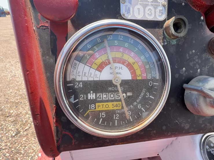 farmall-560-tractor-image-41