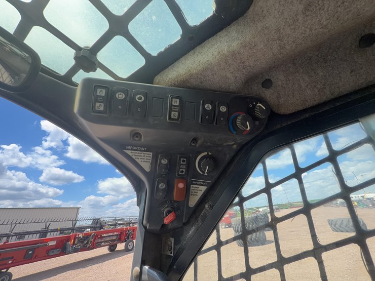 2011-john-deere-329d-image-26
