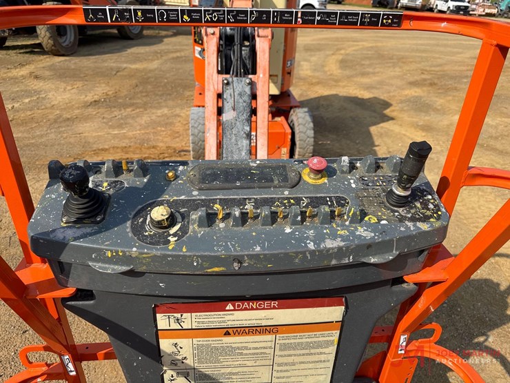 2015-jlg-e300ajp-image-10