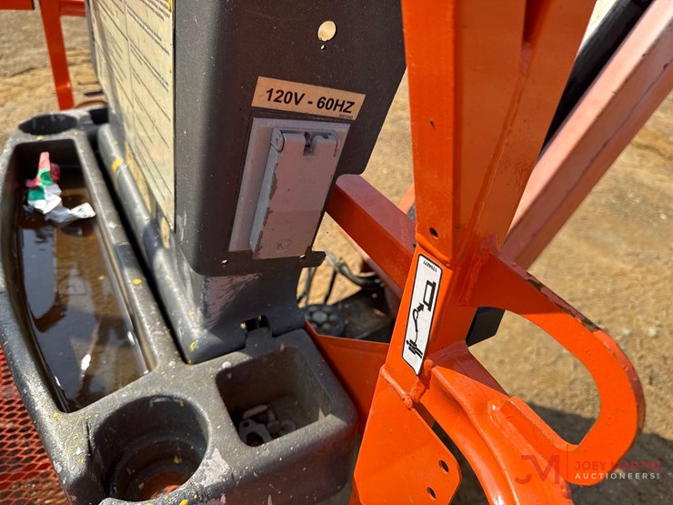 2015-jlg-e300ajp-image-11