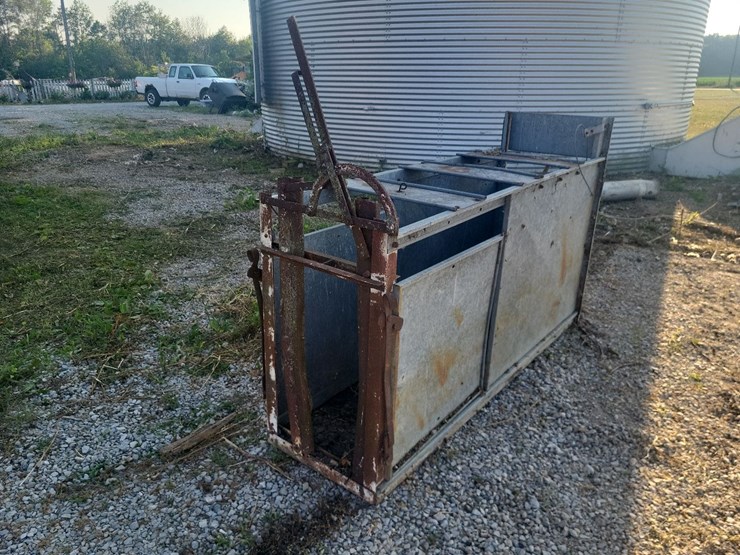 goat/sheep-galvanized-head-chute-w/floor-and-roll-up-rear-gate-image-7