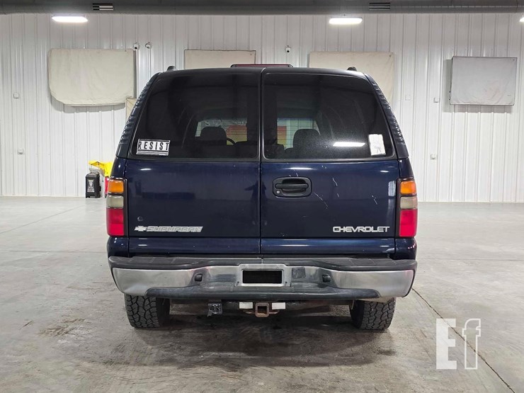 2004-chevrolet-suburban-image-8