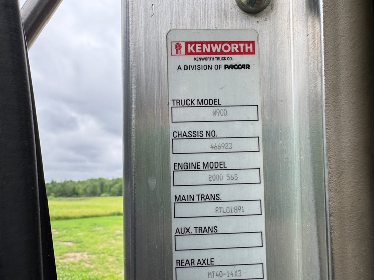 2021-kenworth-w900l-image-55