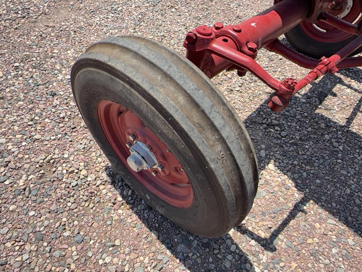 farmall-560-tractor-image-34