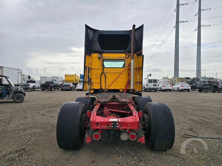 2016-volvo-vnl64t300-image-8