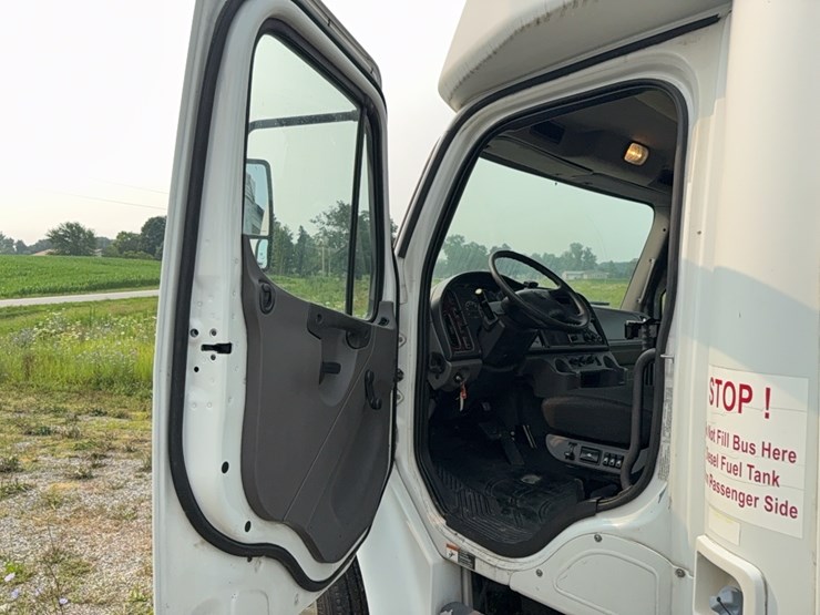 2012-freightliner-bus-image-28