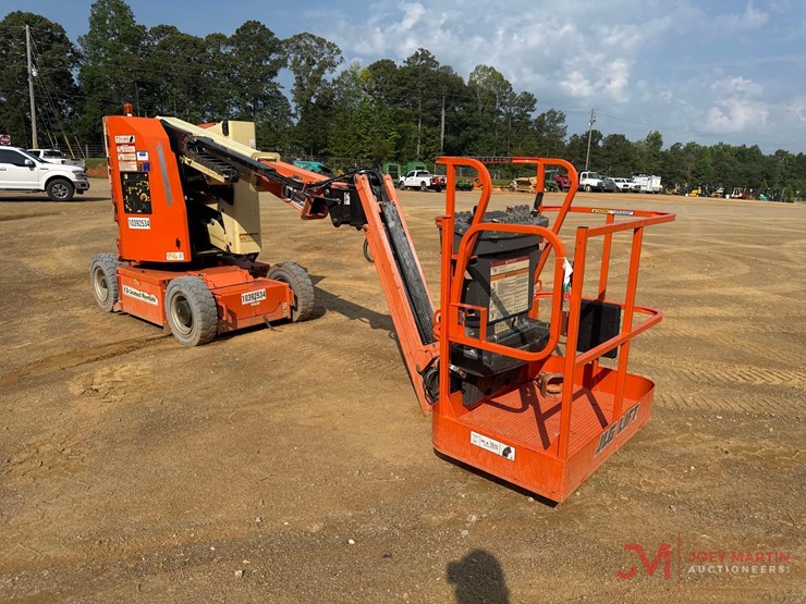 2015-jlg-e300ajp-image-3