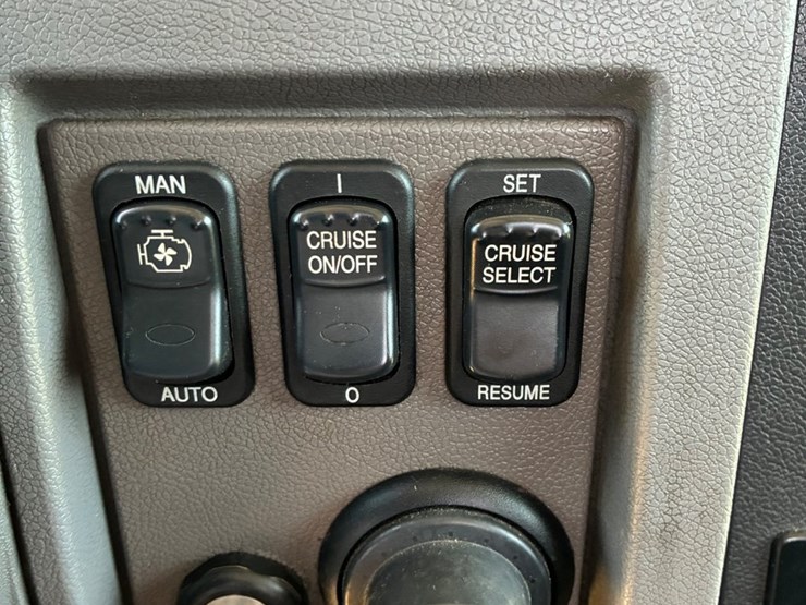 #9920-•-2015-peterbilt-image-10