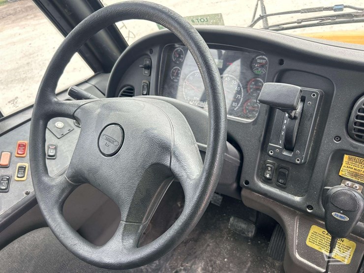 2011-freightliner-b2-image-17