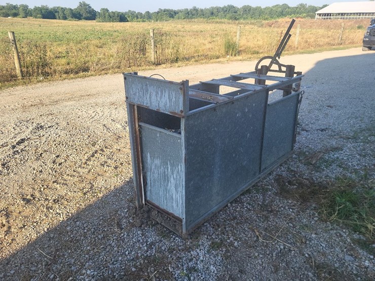 goat/sheep-galvanized-head-chute-w/floor-and-roll-up-rear-gate-image-3