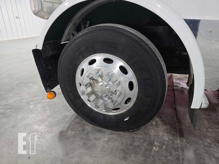 2015-peterbilt-389-image-25