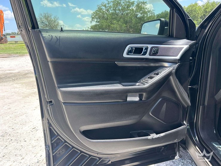 2014-ford-explorer-image-11