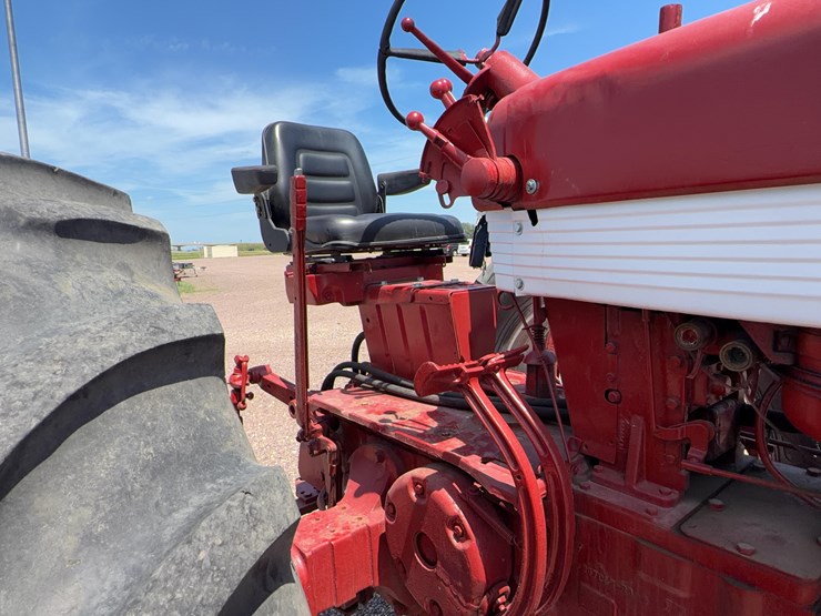 farmall-560-tractor-image-27