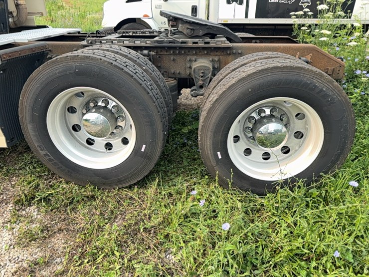 2005-volvo-semi-image-26