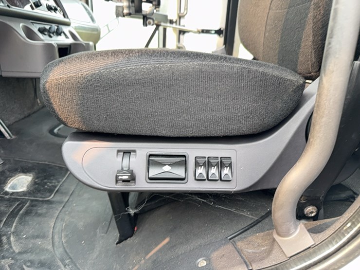 2012-freightliner-bus-image-55