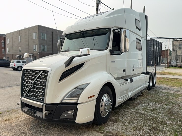 2019-volvo-vnl860-sleeper-cab-semi-image-14