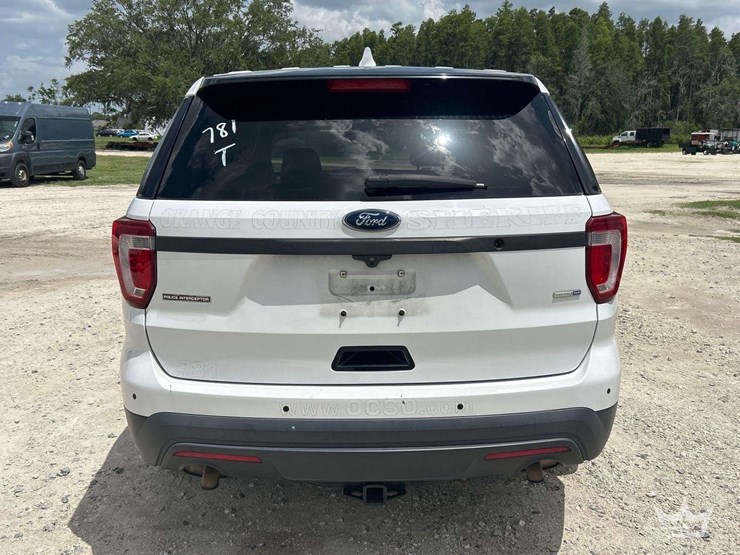 2016-ford-explorer-image-24