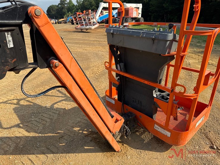 2015-jlg-e300ajp-image-9