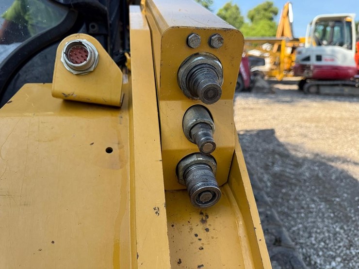 2022-caterpillar-299d3-image-11