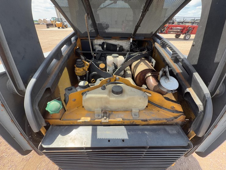 2011-john-deere-329d-image-21