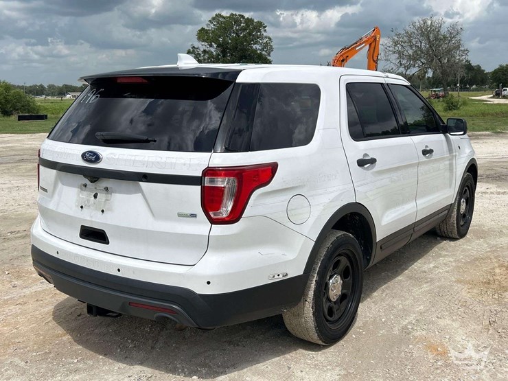 2016-ford-explorer-image-3
