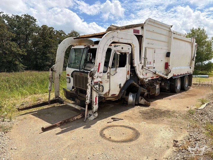 2020-peterbilt-520-heil-28yd-front-loader-garbage-truck-image-2